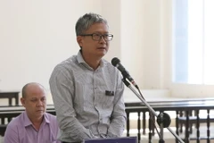 Bị cáo Đinh Mạnh Thắng nói lời cuối cùng trước khi tòa nghị án. (Ảnh: Dương Giang/TTXVN)
