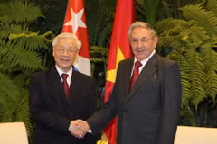 Đồng chí Raul Castro Ruz, Bí thư Thứ nhất Ban chấp hành Trung ương Đảng Cộng sản Cuba , Chủ tịch Hội đồng Nhà nước và Hội đồng Bộ trưởng Cộng hòa Cuba đón Tổng Bí thư Nguyễn Phú Trọng. (Ảnh: Trí Dũng/TTXVN)