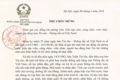 Báo Tin tức của TTXVN đến với chiến sỹ đồn biên phòng Sin Súi Hồ, huyện biên giới Phong Thổ, Lai Châu. (Ảnh: Nguyễn Công Hải/TTXVN)