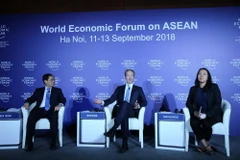 Chủ tịch Diễn đàn Kinh tế Thế giới Borge Brende (giữa) bày tỏ sự hài lòng về kết quả Hội nghị WEF ASEAN 2018 diễn ra tại Hà Nội, từ 11-13/9/2018. (Ảnh: Lâm Khánh/TTXVN)