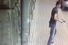 Hình ảnh camera ghi lại kẻ nổ súng. (Nguồn: RT)