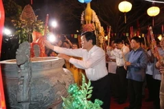 Nguyên Chủ tịch nước Trương Tấn Sang và các đại biểu dâng hương tưởng niệm Anh hùng dân tộc Hưng Đạo Đại Vương Trần Quốc Tuấn. (Ảnh: Mạnh Minh/TTXVN)