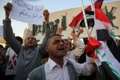 Người biểu tình phản đối chính sách xã hội tại quảng trường Tahrir, thủ đô Baghdad, Iraq ngày 16/7. (Ảnh: AFP/TTXVN)