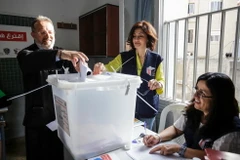 Cử tri bỏ phiếu trong cuộc bầu cử Quốc hội tại một điểm bầu cử ở Mina, Tripoli ngày 6/5. (Nguồn: AFP/TTXVN)