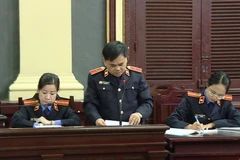 Đại diện Viện kiểm sát nhân dân đọc bản luận tội và đề nghị các mức án. (Ảnh: Trần Xuân Tình/TTXVN)