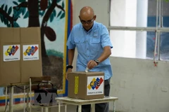 Cử tri Venezuela bỏ phiếu bầu cử. (Nguồn: AFP/TTXVN)