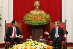 Ông Nguyễn Văn Bình, Ủy viên Bộ Chính trị, Bí thư Trung ương Đảng, Trưởng Ban Kinh tế Trung ương tiếp ông Sanket Ray, Tổng giám đốc Công ty trách nhiệm hữu hạn nước giải khát Coca-Cola Việt Nam. (Ảnh: Phương Hoa/TTXVN)