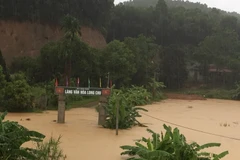 Nước từ sông Hồng dâng cao tràn vào nhiều điểm ở xã Báo Đáp, huyện Trấn Yên (Yên Bái) gây ngập úng nặng. (Ảnh: TTXVN)