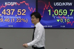 Bảng tỷ giá chứng khoán tại ngân hàng Hana ở thủ đô Seoul, Hàn Quốc ngày 4/4. (Nguồn: Yonhap/TTXVN)