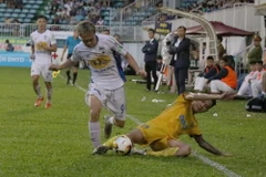 Văn Toàn (số 9, Hoàng Anh Gia Lai) nỗ lực đi bóng qua sự truy cản quyết liệt của cầu thủ đội FLC Thanh Hóa. (Ảnh: Dư Toán/TTXVN)