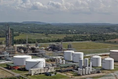 Một góc Nhà máy lọc dầu Dung Quất. (Ảnh: Huy Hùng/TTXVN)