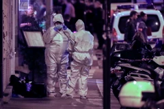 Cảnh sát điều tra tại hiện trường vụ tấn công. (Nguồn: THX/TTXVN)