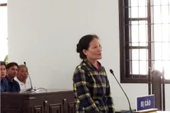 Một bị cáo trả lời phần xét hỏi của Hội đồng xét xử. (Ảnh: Công Thử/TTXVN)