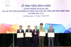 Đại diện các tập thể của thành phố Đà Nẵng nhận Bằng khen của Bộ trưởng Bộ Ngoại giao Phạm Bình Minh tại buổi lễ. (Ảnh: Trần Lê Lâm/TTXVN)