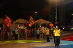 Đông đảo người dân và lãnh đạo tỉnh Quảng Trị tham gia hát bài chòi tại chương trình. (Ảnh: Thanh Thủy/TTXVN)