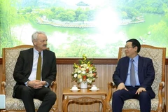 Phó Thủ tướng Chính phủ Vương Đình Huệ tiếp ông Christian Hinsch, Phó Chủ tịch Talanx AG và Chủ tịch HDI Global SE. (Ảnh: Văn Điệp/TTXVN)