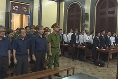 Các bị cáo nghe tuyên án tại phiên tòa, chiều 31/5. (Ảnh: Thành Chung/TTXVN)