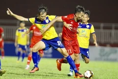 Pha tranh bóng giữa cầu thủ hai đội. (Ảnh: Quang Nhựt/TTXVN)