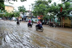 Nhiều đoạn đường ở Sơn La ngập bùn sau khi nước rút. (Ảnh: Diệp Anh/TTXVN)