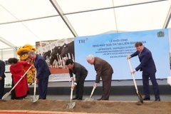 Tổng Bí thư Nguyễn Phú Trọng cùng các đại biểu thực hiện nghi thức động thổ, khởi công dự án xây dựng Nhà máy chế biến sữa của Tập đoàn TH True Milk tại tỉnh Kaluga. (Ảnh: Trí Dũng/TTXVN)