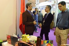 Khách tham quan quan tâm các mặt hàng nông lâm thủy sản của Việt Nam. (Ảnh: Nguyễn Trường/Vietnam+)