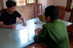 Lực lượng chức năng lấy lời khai của đối tượng Nguyễn Duy Đông. (Ảnh: Nguyễn Hoàng/TTXVN)