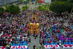 Toàn cảnh Lễ rước 'Đức Ông vi hành khu an ngự." (Ảnh: Trung Nguyên/TTXVN)