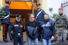 Cảnh sát Italy áp giải các đối tượng tình nghi mafia tại Palermo ngày 5/12/2017. (Nguồn: AFP/TTXVN)