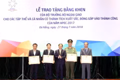 Đại diện các tập thể của thành phố Đà Nẵng nhận Bằng khen của Bộ trưởng Bộ Ngoại giao Phạm Bình Minh tại buổi lễ. (Ảnh: Trần Lê Lâm/TTXVN)