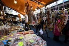 Hải sản được bán tại chợ ở Tokyo, Nhật Bản ngày 28/12/2017. (Nguồn: AFP/TTXVN)
