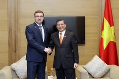 Chủ nhiệm Ủy ban Đối ngoại của Quốc hội Việt Nam Nguyễn Văn Giàu tiếp Chủ nhiệm Ủy ban Đối ngoại Hội đồng liên bang Nga Konstatin Kosachev. (Ảnh: Doãn Tấn/TTXVN)