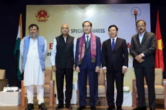 Chủ tịch nước Trần Đại Quang với các học giả Ấn Độ tại buổi gặp. (Ảnh: Nhan Sáng/TTXVN)