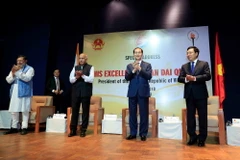 Chủ tịch nước Trần Đại Quang với các học giả Ấn Độ tại buổi gặp. (Ảnh: Nhan Sáng/TTXVN) 