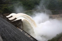 Thủy điện Bản Vẽ đang giữ nguyên lượng nước xả lũ khoảng 600 m3/s từ ngày 30/7. (Ảnh: Nguyễn Oanh/TTXVN)