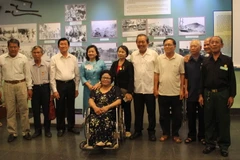 Phó Thủ tướng Trương Hòa Bình và nguyên Chủ tịch nước Trương Tấn Sang chụp ảnh lưu niệm cùng chiến sỹ cách mạng Việt Nam bị địch bắt tù đày. (Ảnh: Xuân Dự/TTXVN)