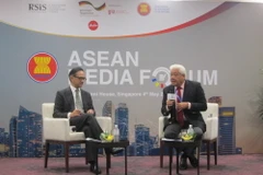 Cựu Bộ trưởng Ngoại giao Indonesia Marty Natalegawa (trái) tại buổi đối thoại. (Ảnh: NA/Vietnam+)