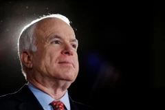 Thượng Nghị sỹ John McCain trong cuộc họp báo tại Đại sứ quán Mỹ ở Sarajevo tháng 4/2017. (Ảnh: AFP/TTXVN)