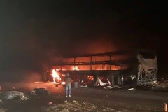 Xe giường nằm cháy rụi trên đèo Pha Đin, hành khách hoảng loạn