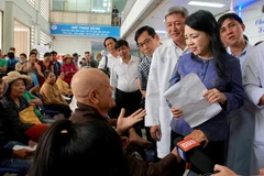Bộ trưởng Bộ Y tế Nguyễn Thị Kim Tiến thăm hỏi bệnh nhân đang chờ khám bệnh tại Bệnh viện Chợ Rẫy Thành phố Hồ Chí Minh. (Ảnh: Đinh Hằng/TTXVN)