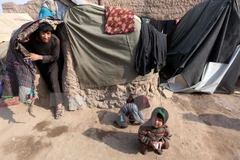 Người dân Afghanistan mất nhà cửa trong các cuộc xung đột sống trong những khu lều tạm ở tỉnh Herat ngày 19/1.(Nguồn: EPA/TTXVN)