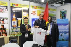 Tặng áo quảng bá cho bia Hà Nội tại SAITEX 2018. (Ảnh: Phi Hùng/TTXVN)