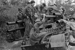 Xe tăng Mỹ bị quân giải phóng đánh, chiếm những ngày đầu 1968. (Ảnh tư liệu TTXVN)