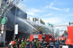 Lực lượng Cảnh sát phòng cháy chữa cháy thành phố Đà Nẵng tham gia dập lửa tại quán bar Leo Night Club. (Ảnh: Đinh Văn Nhiều/TTXVN)