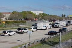 Cảnh sát điều tra tại hiện trường vụ xả súng ở trường cấp 3 Marjory Stoneman Douglas ngày 15/2. (Nguồn: THX/TTXVN)