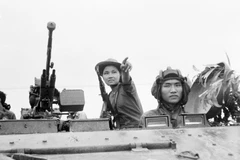 Nữ biệt động Sài Gòn hướng dẫn quân Giải phóng tiến vào sân bay Tân Sơn Nhất. (Ảnh: Tư liệu TTXVN)