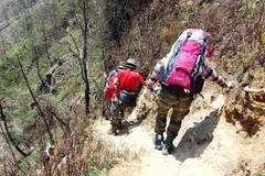 Du khách trong hành trình trình leo núi ở Bát Xát. (Ảnh minh họa: Cao Hương/TTXVN)