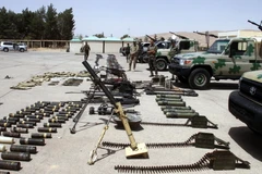 Phiến quân giao nộp vũ khí theo thỏa thuận sơ tán tại vùng Qalamoun. (Nguồn: THX/TTXVN)