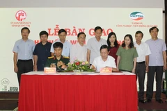 Ký kết văn bản bàn giao hệ thống wifi công cộng trên địa bàn tỉnh Quảng Trị. (Ảnh: Thanh Thủy/TTXVN)