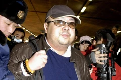 Ông Kim Jong-nam (giữa) tại sân bay Bắc Kinh, Trung Quốc. (Nguồn: AFP/TTXVN)