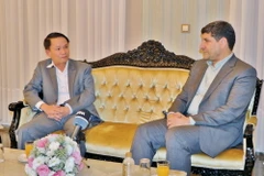 Tổng Giám đốc TTXVN Nguyễn Đức Lợi hội kiến Giám đốc điều hành Hãng thông tấn Iran (IRNA) Zia Hashemi. (Ảnh: TTXVN)